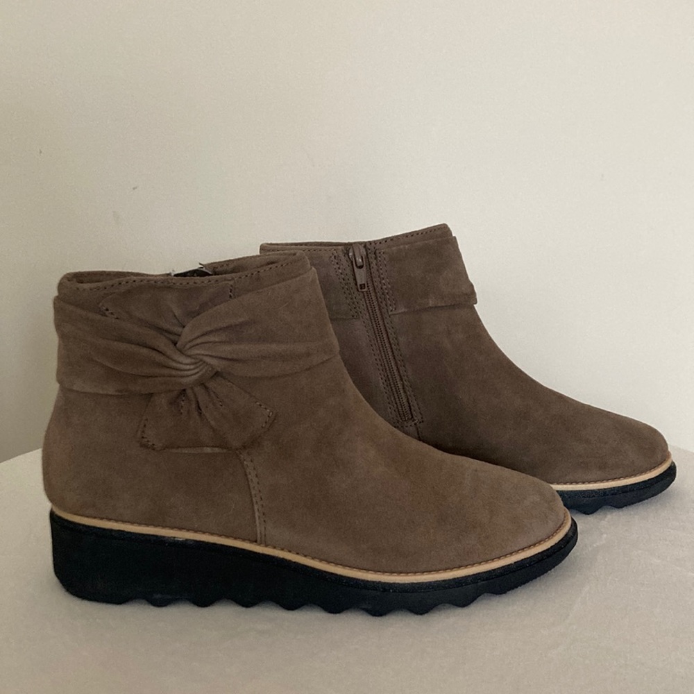 Clarks Boots suede Size 7.5 Tan